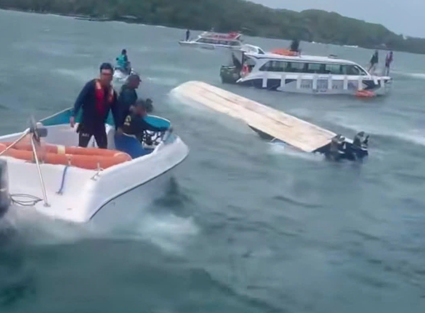 speedboat capsizes vietnam