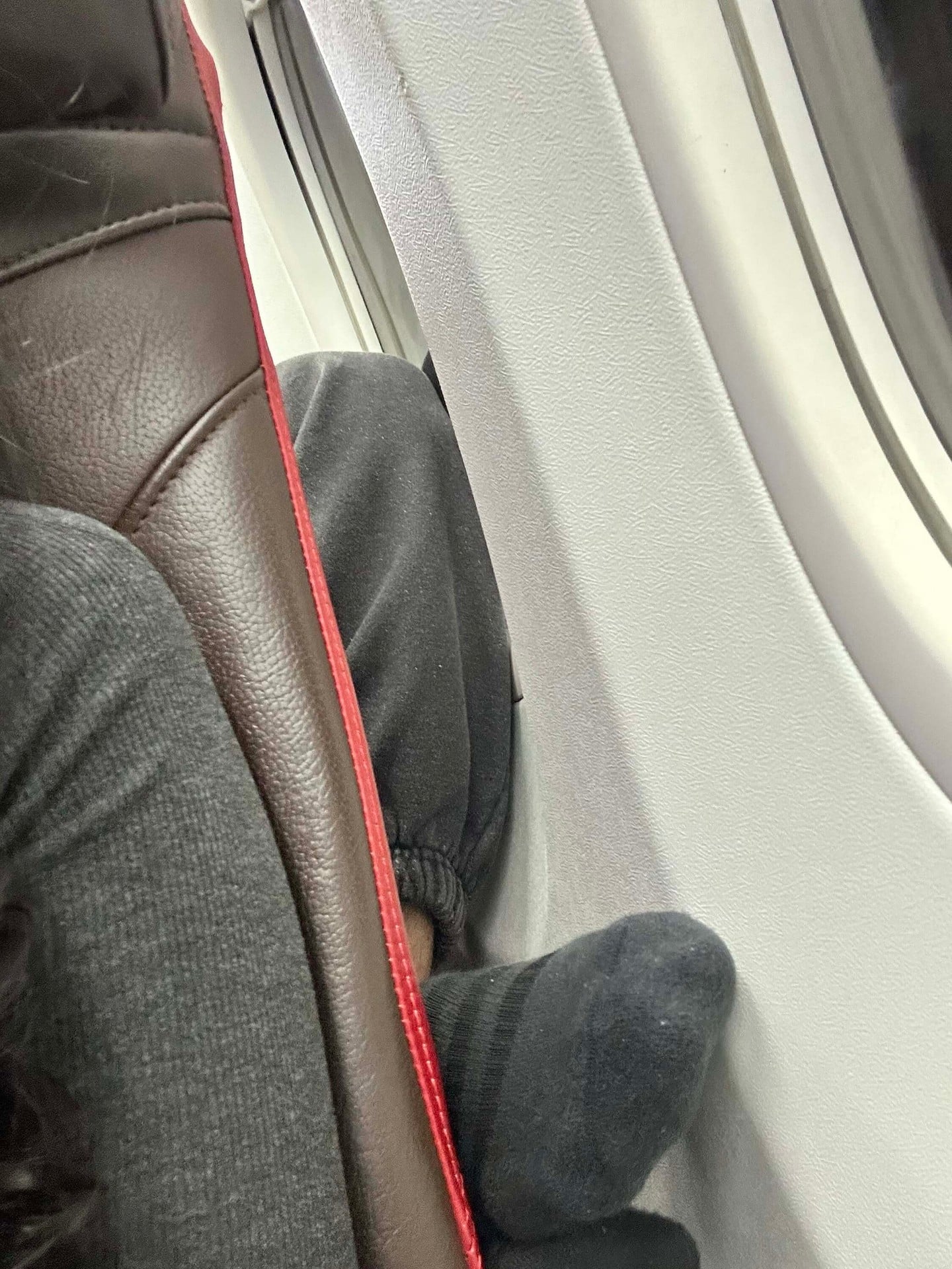 influencer kicks seat flight 1