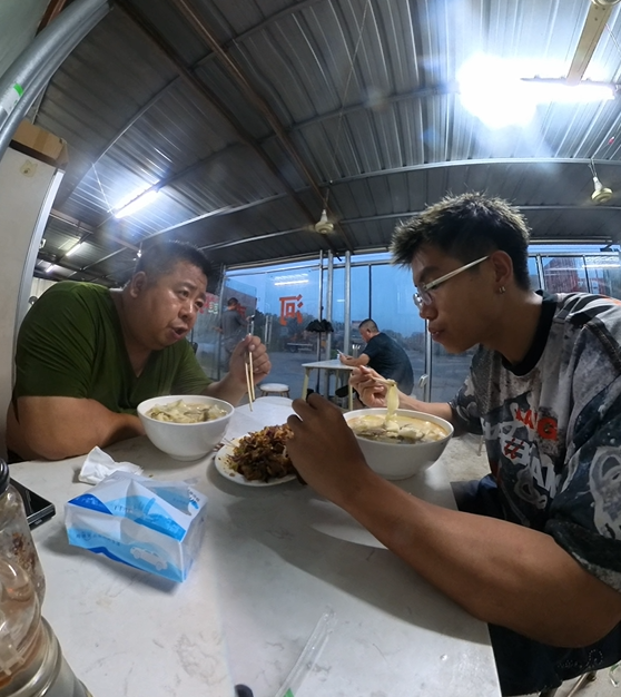 singaporean hitchhikes china