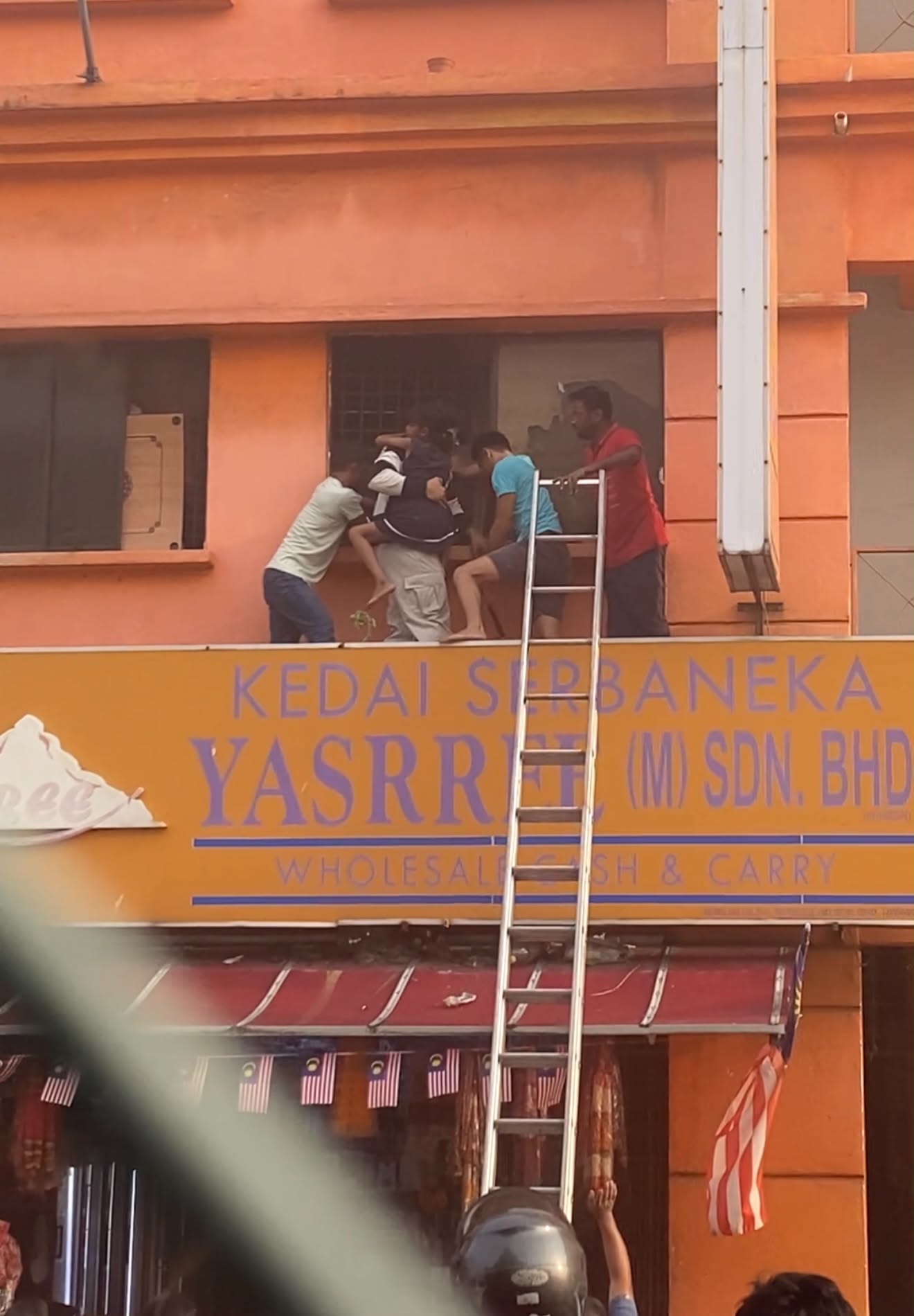 port klang shophouse fire hero (2)