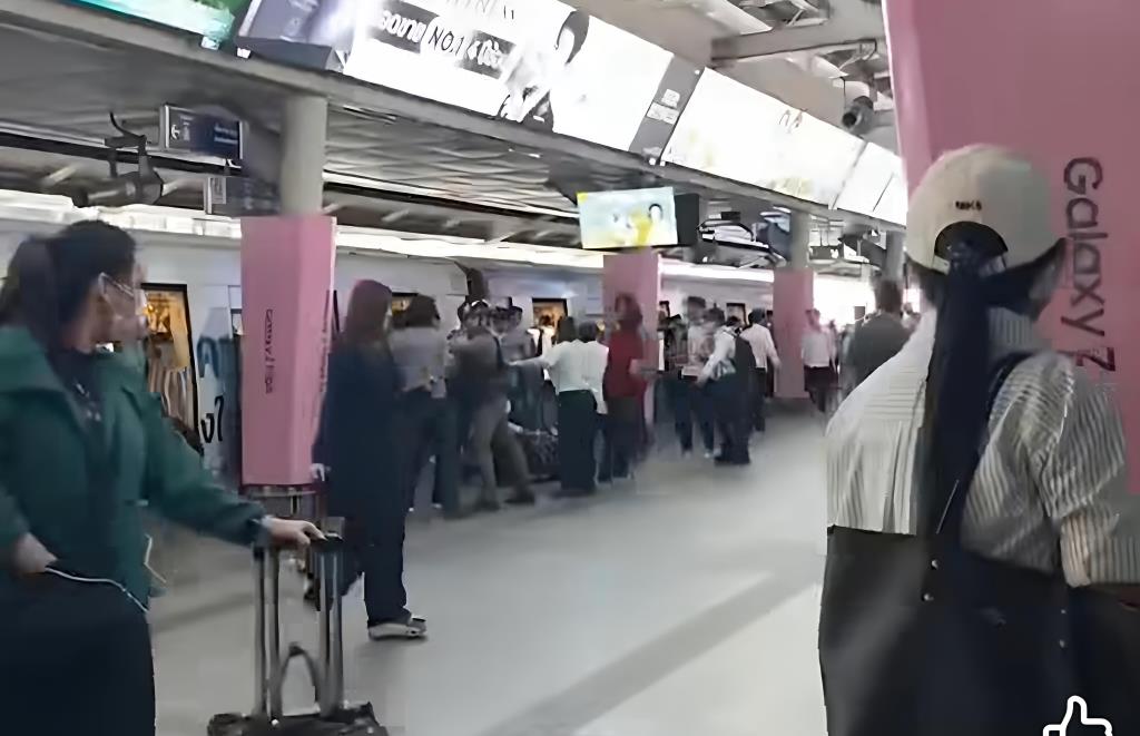 students stabbed mrt