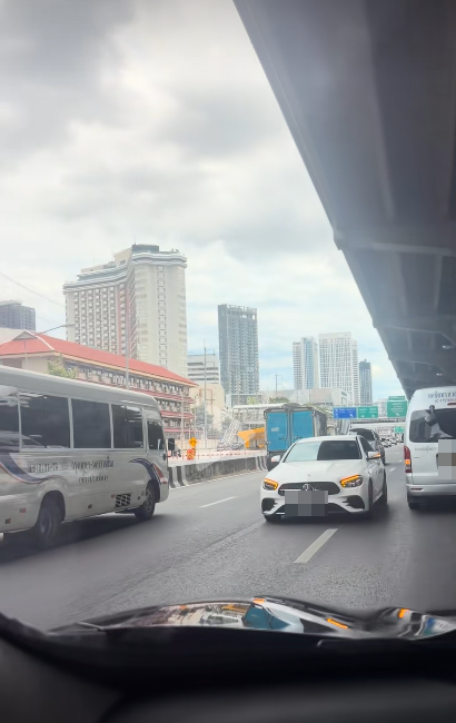 mercedes against traffic
