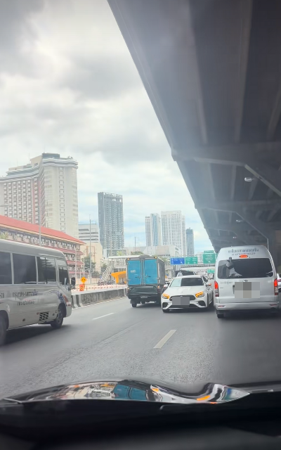 mercedes against traffic
