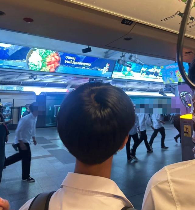 students stabbed mrt