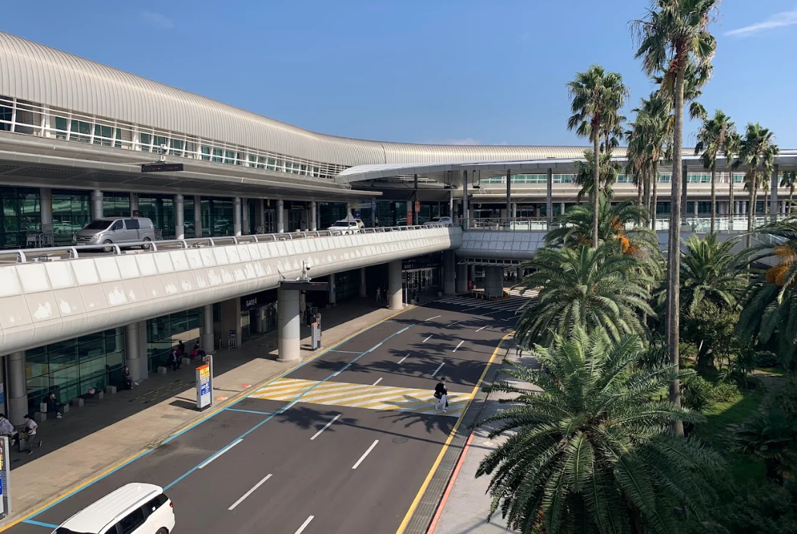 teen eavesdropping airport