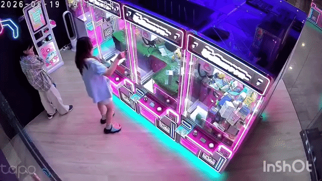 claw machine boys
