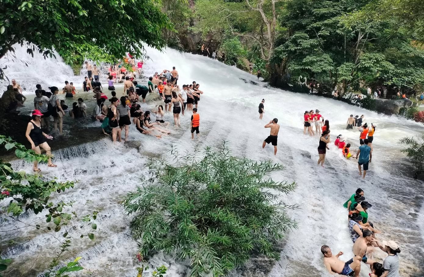 father drowns save son waterfall vietnam (1)