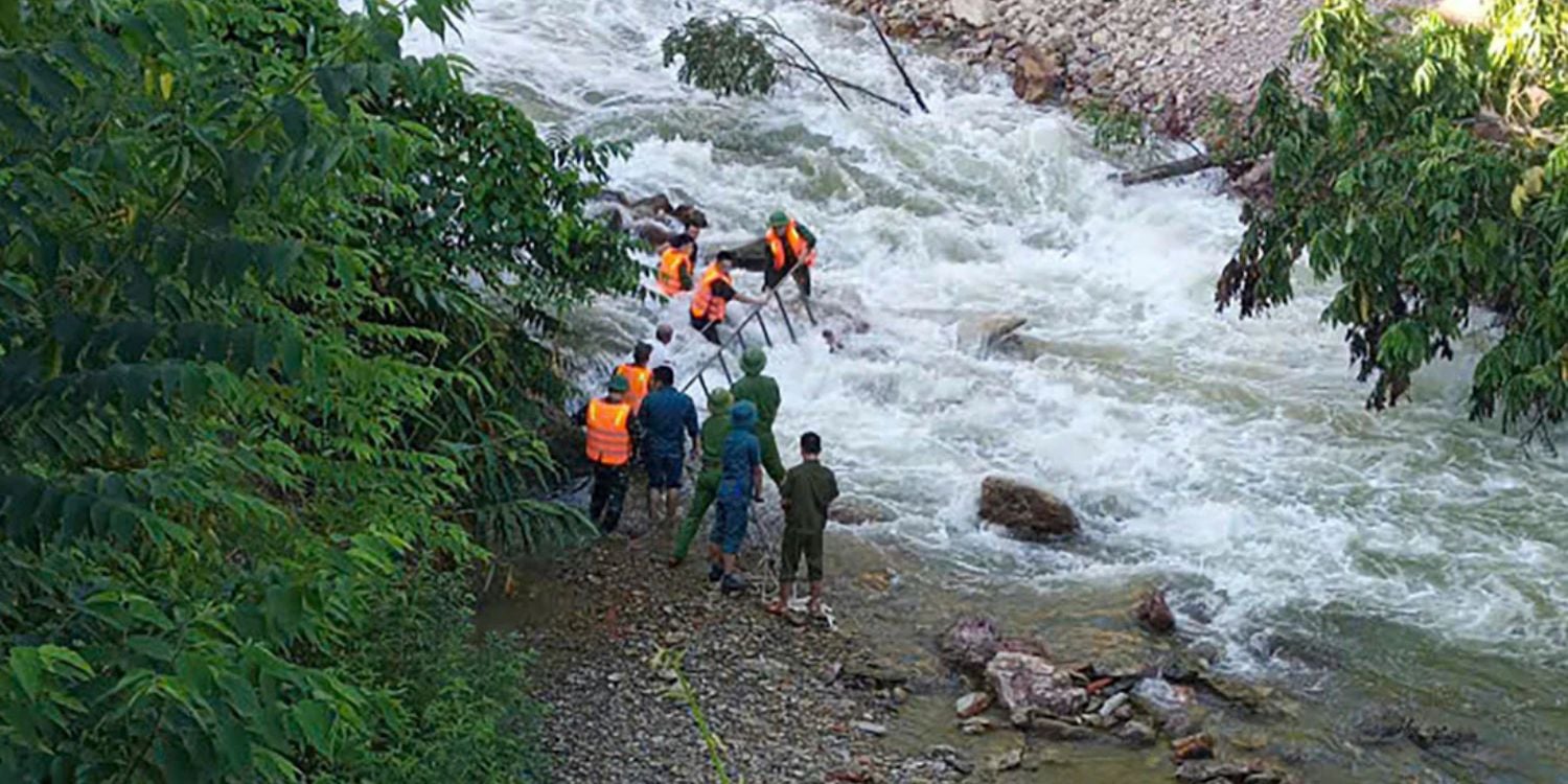 father drowns save son waterfall vietnam