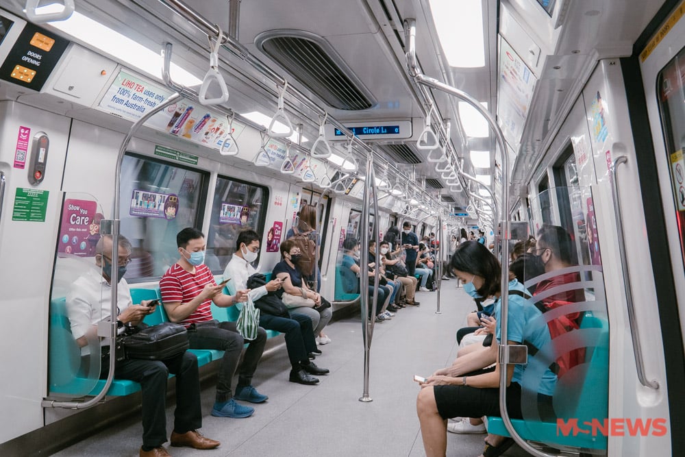 man seat wife mrt (2)