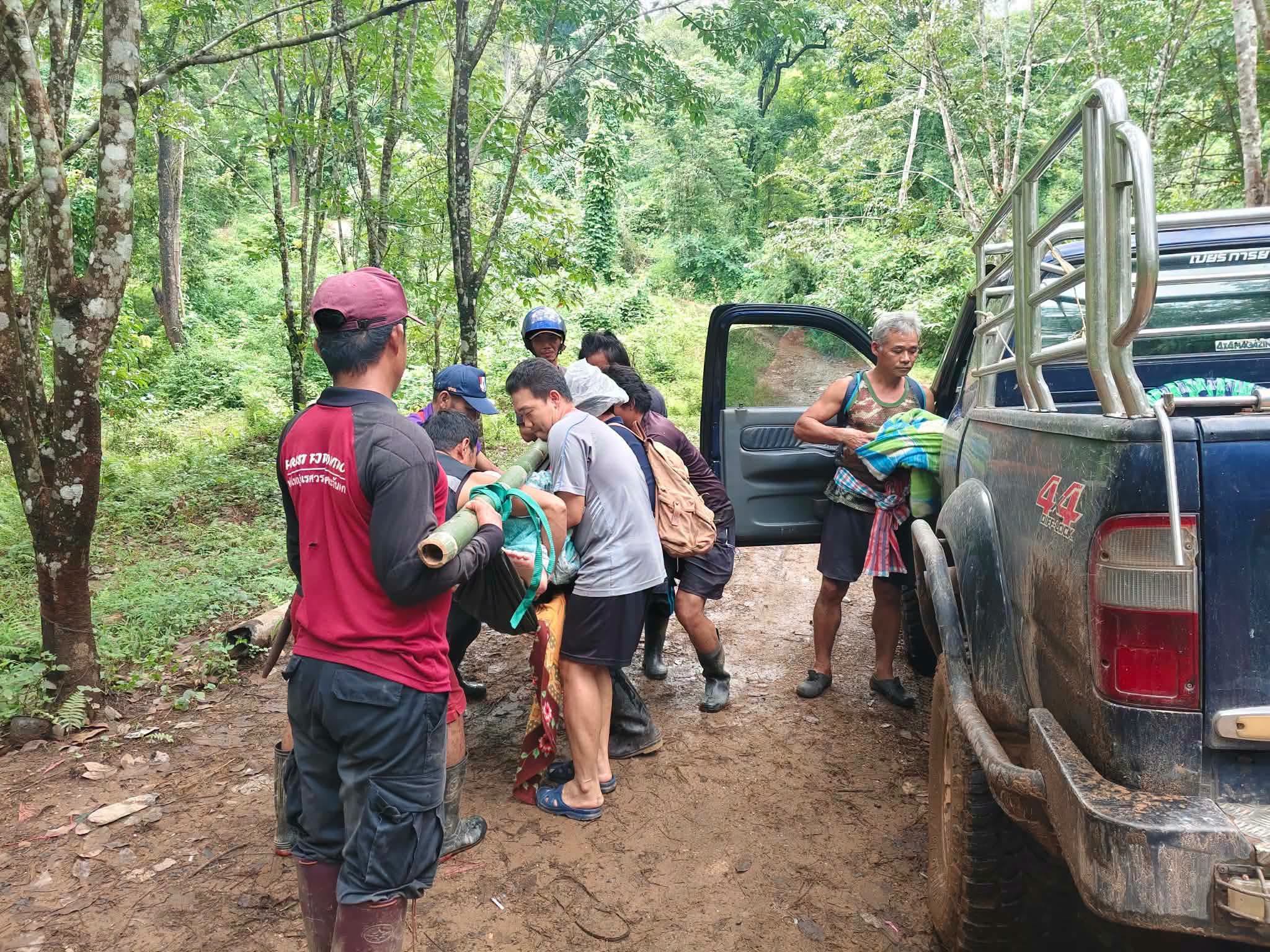 neighbours carry bedridden woman (3)