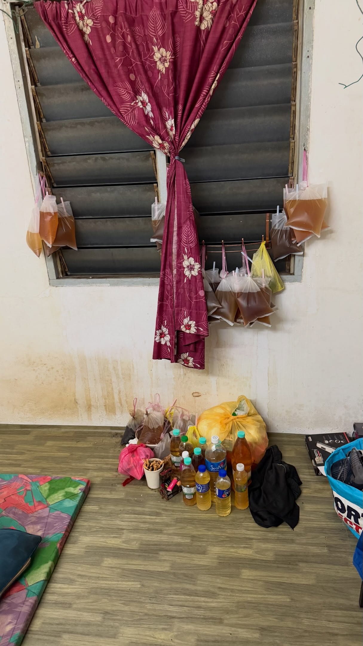 urine plastic bags bottles (1)