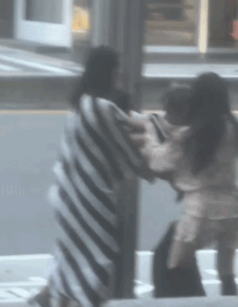 woman taxi driver fight (1)