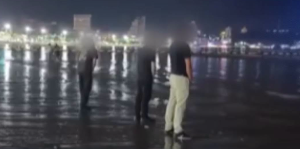 tourists urinate beach