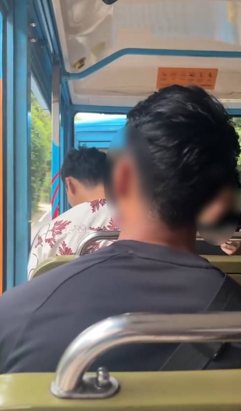 airpods sentosa (2)