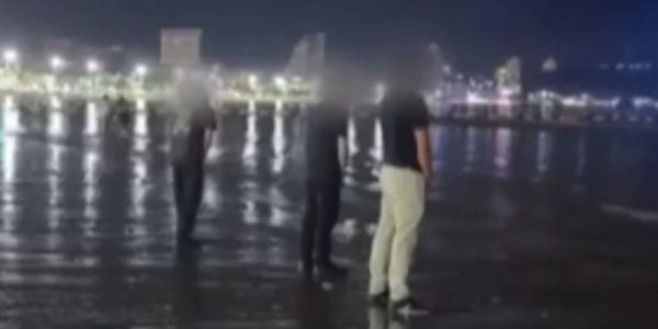 tourists urinate beach
