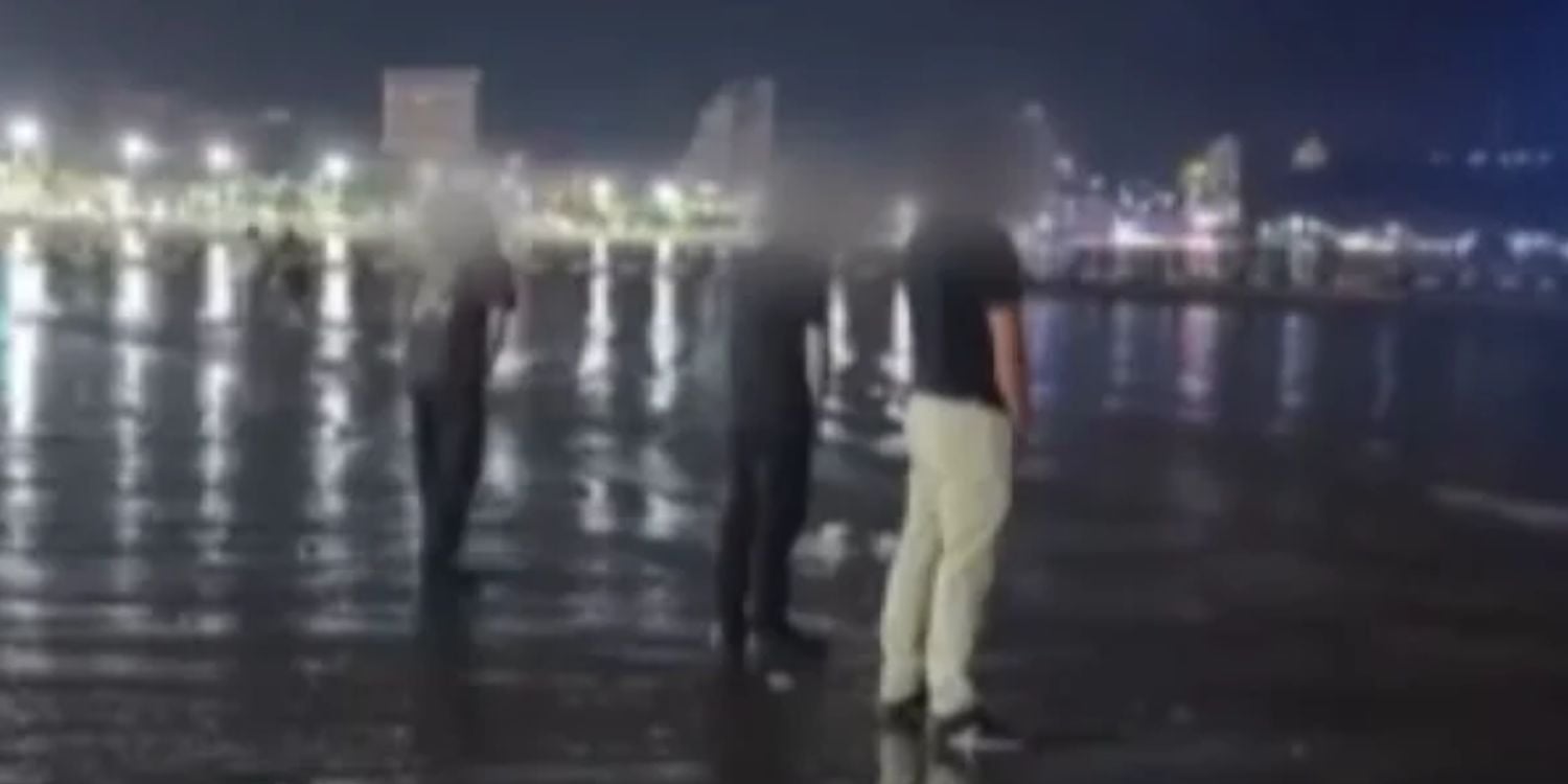 tourists urinate beach